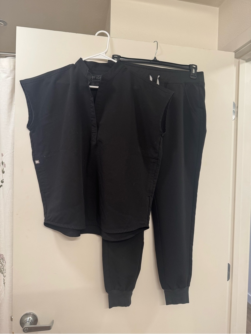 FIGS Women's Black Scrub SET